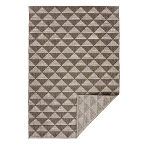 Tapete marrón con diseño de triángulos, texturizado con fibras que imitan el yute de estilo artesanal (Grace 39657-387)