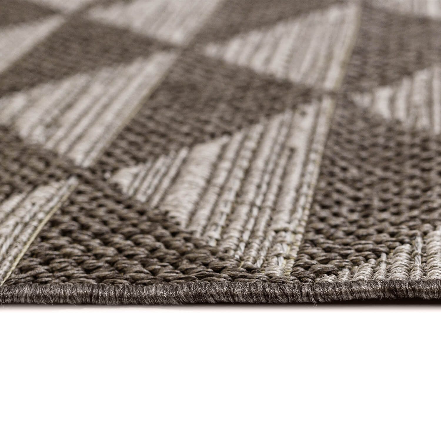 Tapete marrón con diseño de triángulos, texturizado con fibras que imitan el yute de estilo artesanal (Grace 39657-387)
